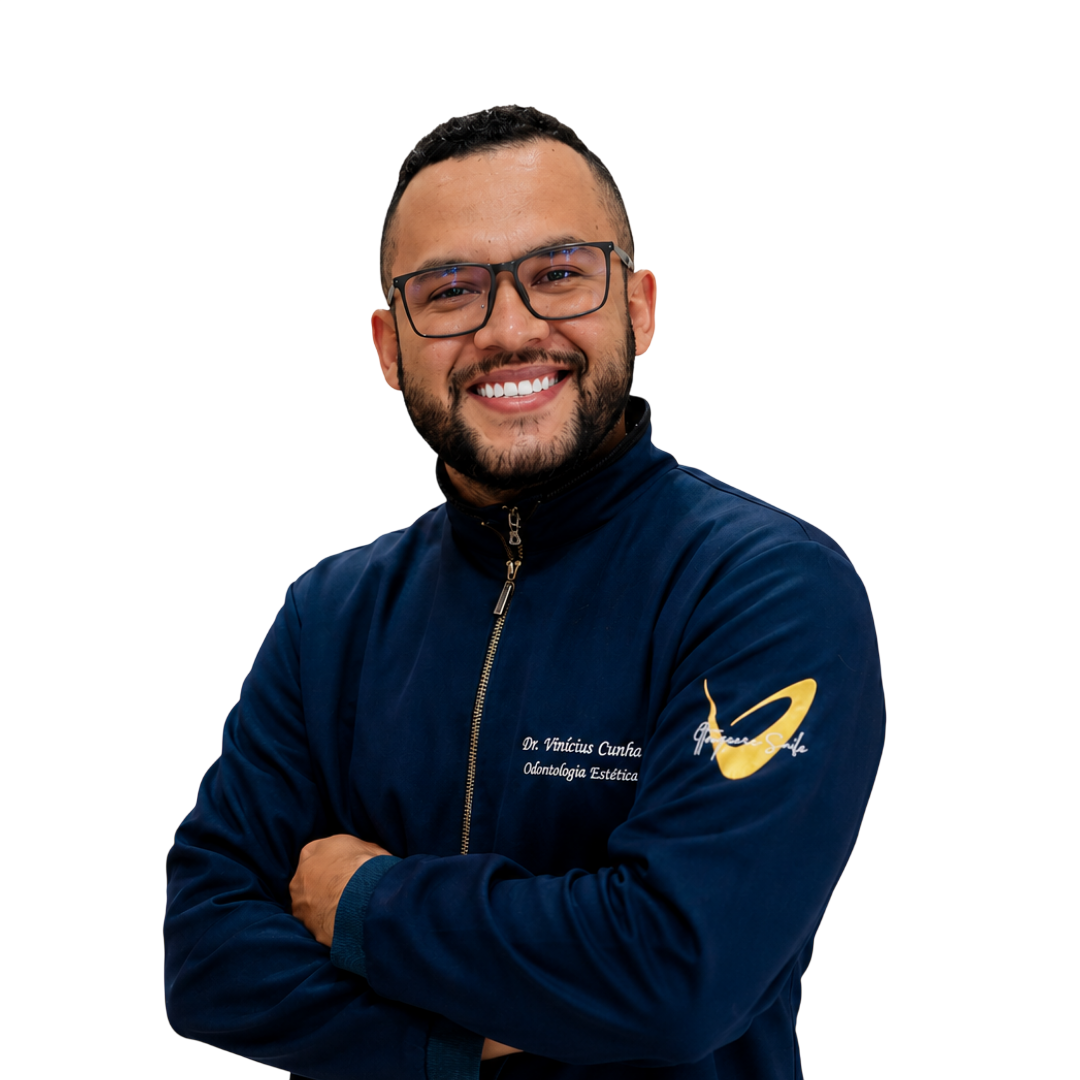 Dr. Vinicius Cunha sorrindo com os bracos cruzados